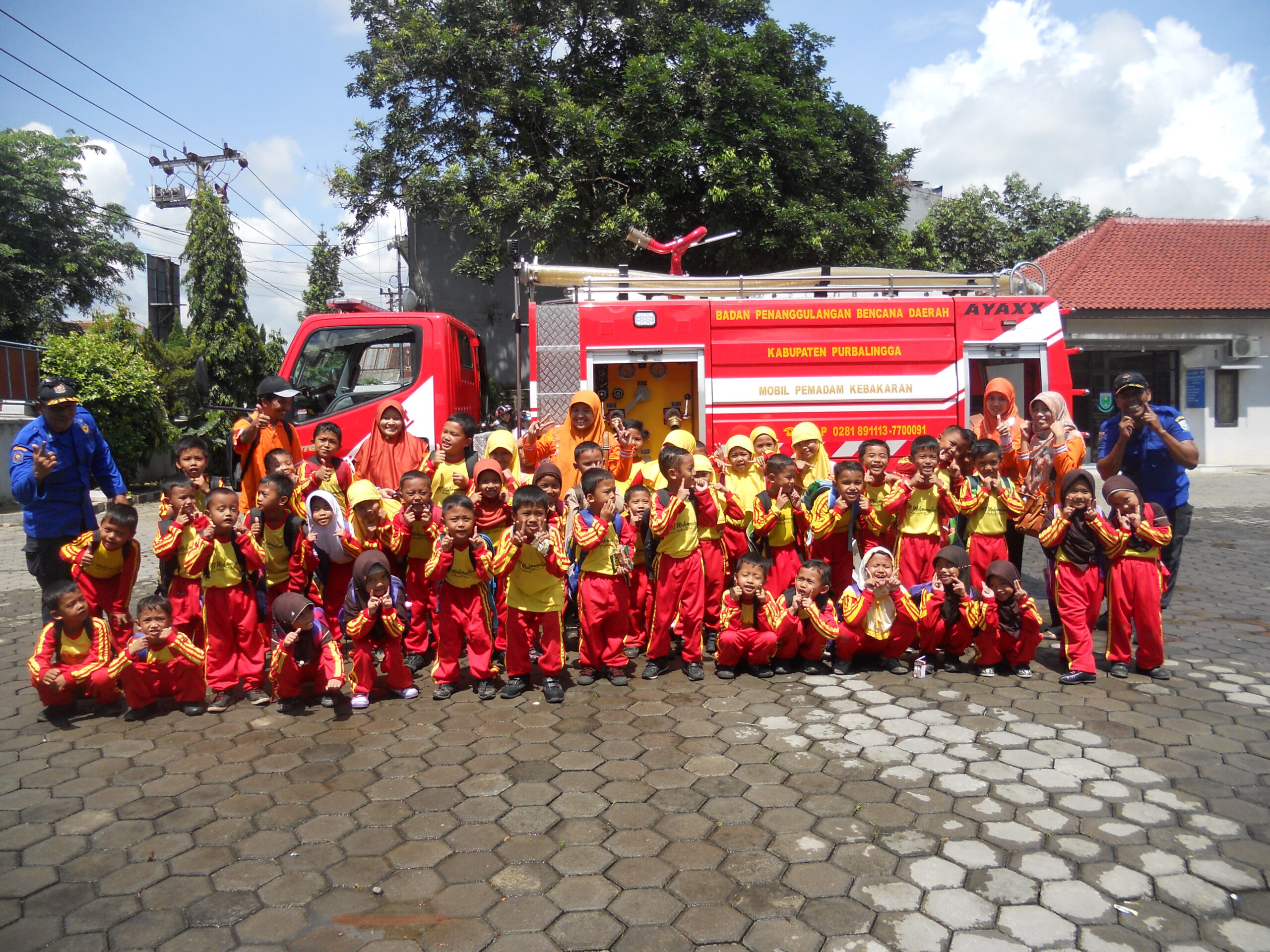 AKSI MURID MIM KARANGTALUN BELAJAR JADI DAMKAR